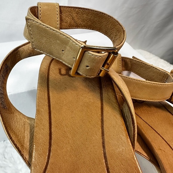 UGG Silver and Tan Sandals with Comfortable Design 🌴 - Picture 4 of 9